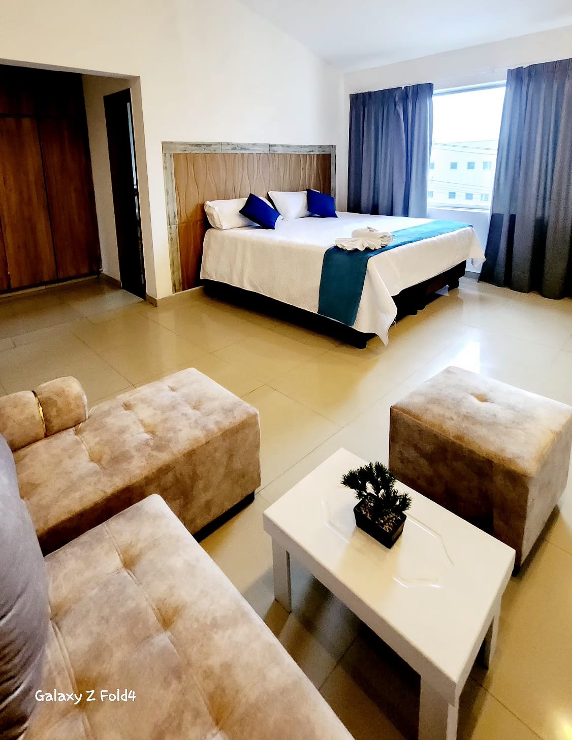 Miniatura Presidencial 1 - Cama y ventana